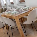 Kaza Guesthouse, Centrally Located 2 & 3 Bedroom In דירה *