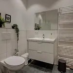 Kaza Guesthouse, Centrally Located 2 & 3 Bedroom In