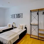 Kaza Guesthouse, Centrally Located 2 & 3 Bedroom In דירה