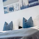 Kaza Guesthouse, Centrally Located 2 & 3 Bedroom In דירה