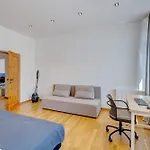 דירה Kaza Guesthouse, Centrally Located 2 & 3 Bedroom In אוגסבורג
