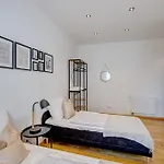 Kaza Guesthouse, Centrally Located 2 & 3 Bedroom In דירה אוגסבורג