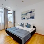 Kaza Guesthouse, Centrally Located 2 & 3 Bedroom In דירה *