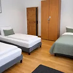 Kaza Guesthouse, Centrally Located 2 & 3 Bedroom In דירה