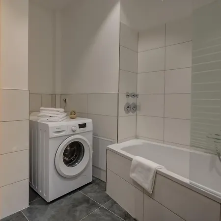 Kaza Guesthouse, Centrally Located 2 & 3 Bedroom In Lejlighed