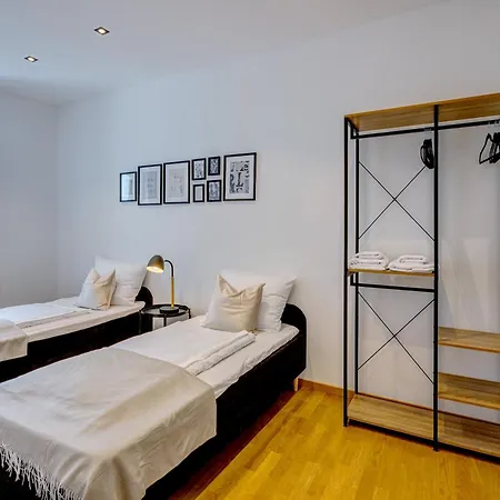 Kaza Guesthouse, Centrally Located 2 & 3 Bedroom In Lejlighed