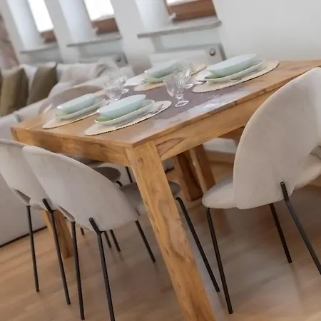 Kaza Guesthouse, Centrally Located 2 & 3 Bedroom In Διαμέρισμα *