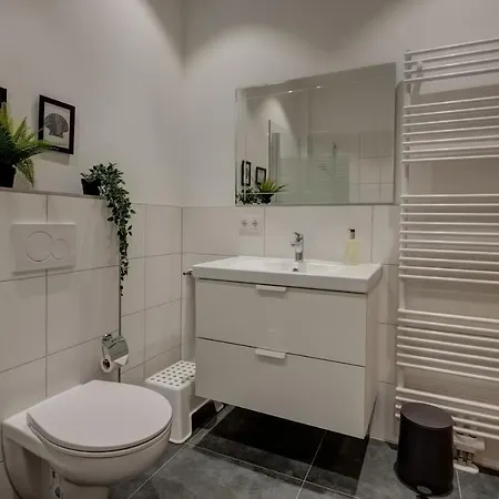 Kaza Guesthouse, Centrally Located 2 & 3 Bedroom In