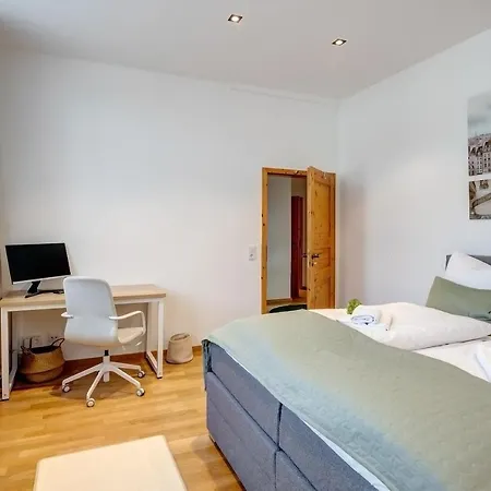 Kaza Guesthouse, Centrally Located 2 & 3 Bedroom In