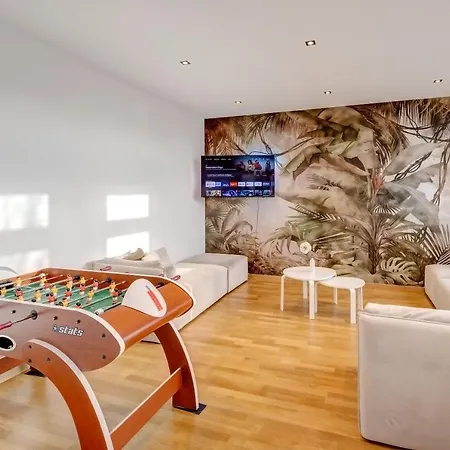 Kaza Guesthouse, Centrally Located 2 & 3 Bedroom In Apartment *