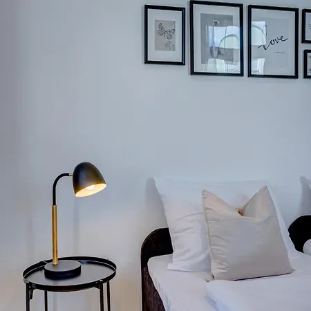 Διαμέρισμα Kaza Guesthouse, Centrally Located 2 & 3 Bedroom In