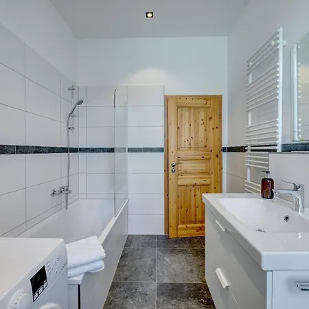 Apartamento Kaza Guesthouse, Centrally Located 2 & 3 Bedroom In Augsburg