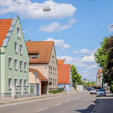 Kaza Guesthouse, Centrally Located 2 & 3 Bedroom In Apartment *