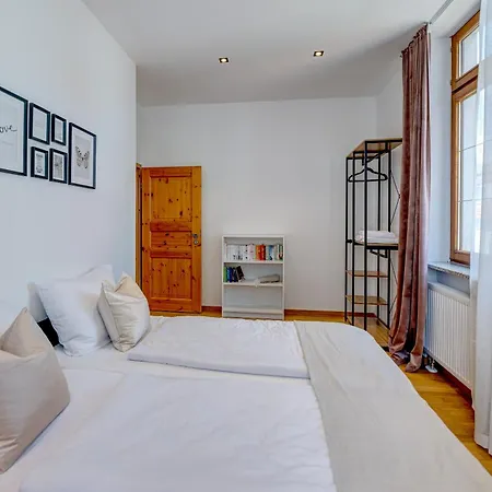 Kaza Guesthouse, Centrally Located 2 & 3 Bedroom In Aψβούργη