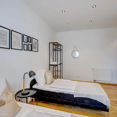 Kaza Guesthouse, Centrally Located 2 & 3 Bedroom In Διαμέρισμα Aψβούργη