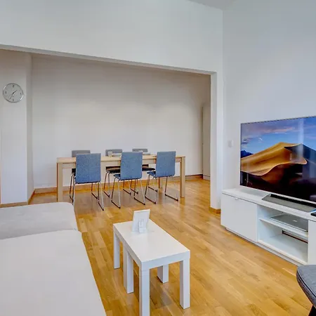 Kaza Guesthouse, Centrally Located 2 & 3 Bedroom In Apartment *