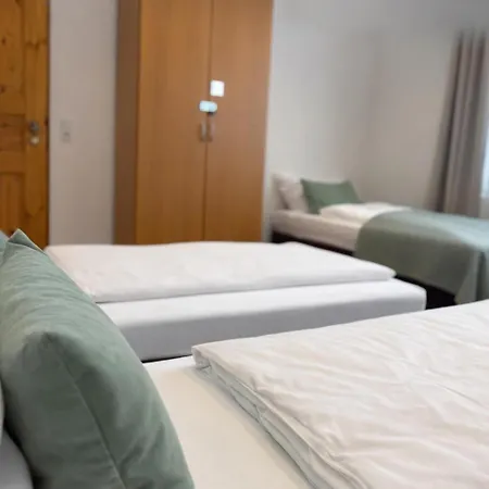 Διαμέρισμα Kaza Guesthouse, Centrally Located 2 & 3 Bedroom In