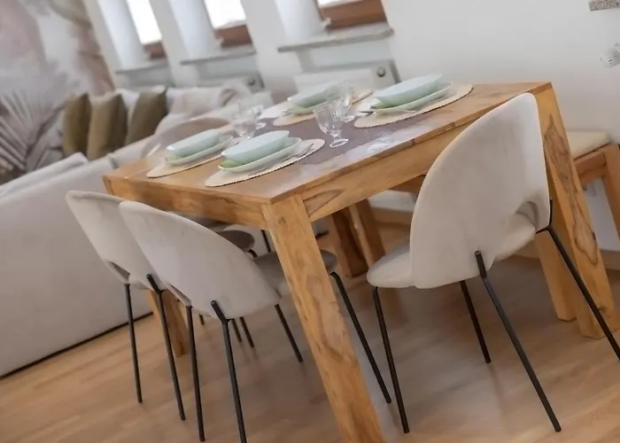 Kaza Guesthouse, Centrally Located 2 & 3 Bedroom In Appartement *