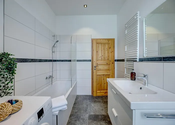Appartement Kaza Guesthouse, Centrally Located 2 & 3 Bedroom In Augsburg